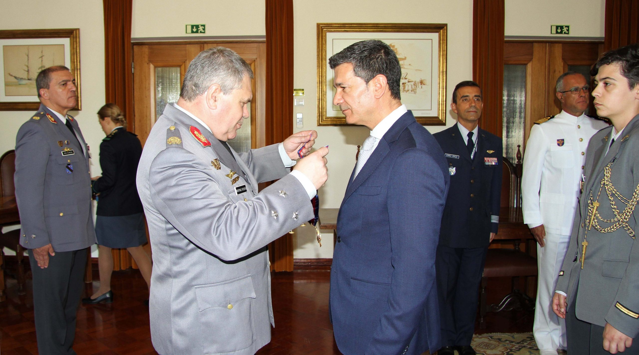 DISTINCTION WITH THE MEDAL OF THE CROSS OF SÃO JORGE TO PROF. LUIS TOMÉ